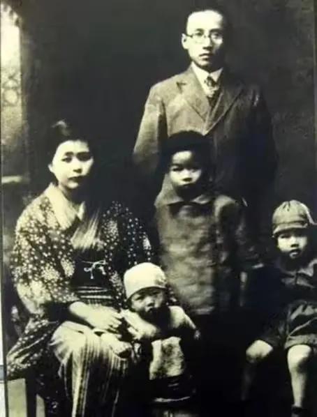 新婚夜，郭沫若见新娘子太丑拒绝同房。突然，新娘子拉住他的衣袖，卑微地哀求道：“求