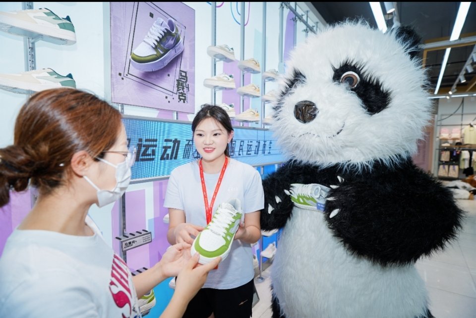 鸿星尔克熊化了在商业价值与社会责任并重的时代，国货品牌正以文创为纽带，构建起“生