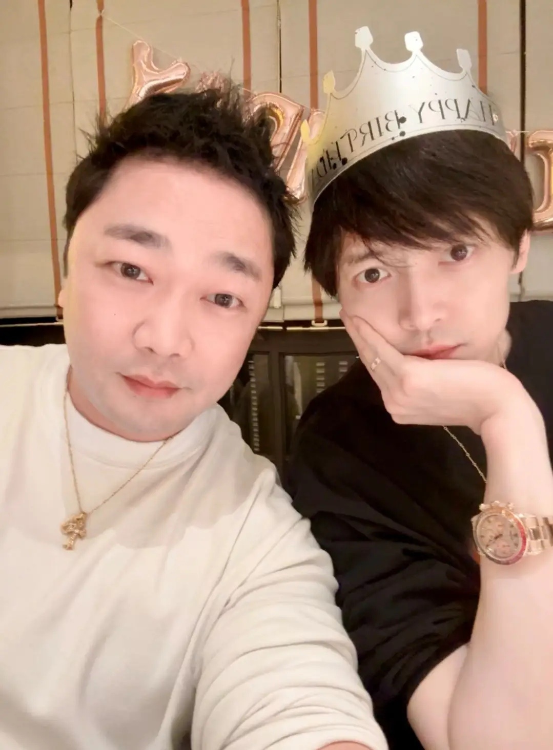 付辛博庆生颖儿同框，两口子脸小又显年轻，大合照刘端端也“在”！ 