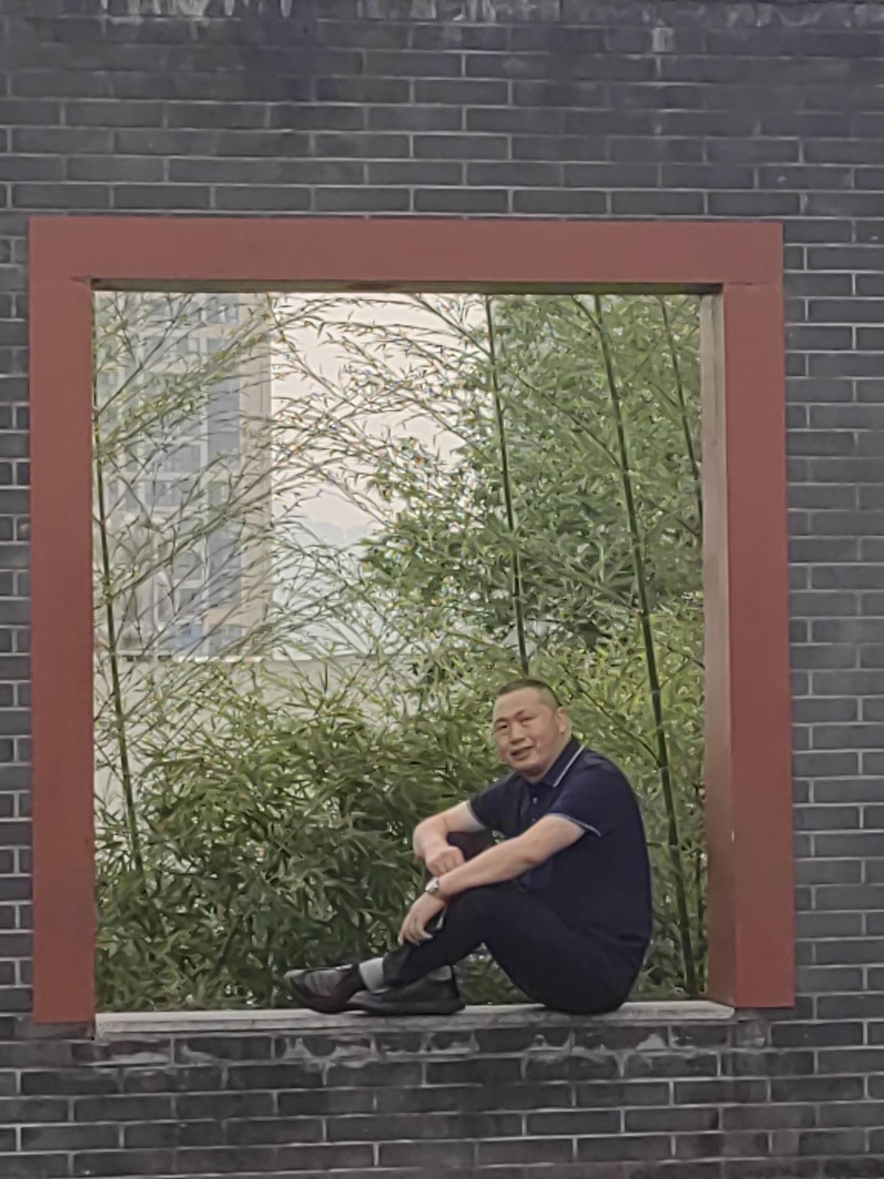 夜深了，我却还在找睡意

文／游明刚

许多事，侵占了午夜
太多纠结
放不下。也