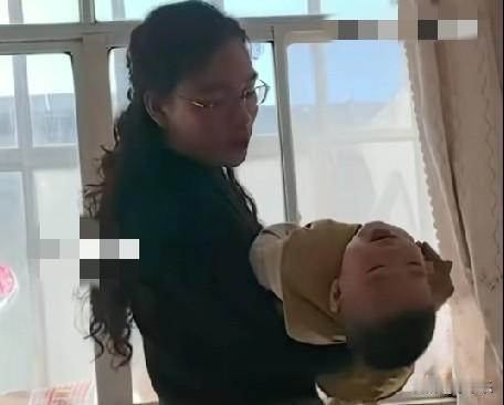 山东22岁小伙留长发烫“大波浪”回家过年，被外甥叫“阿姨”。小伙在茶室工作，平时