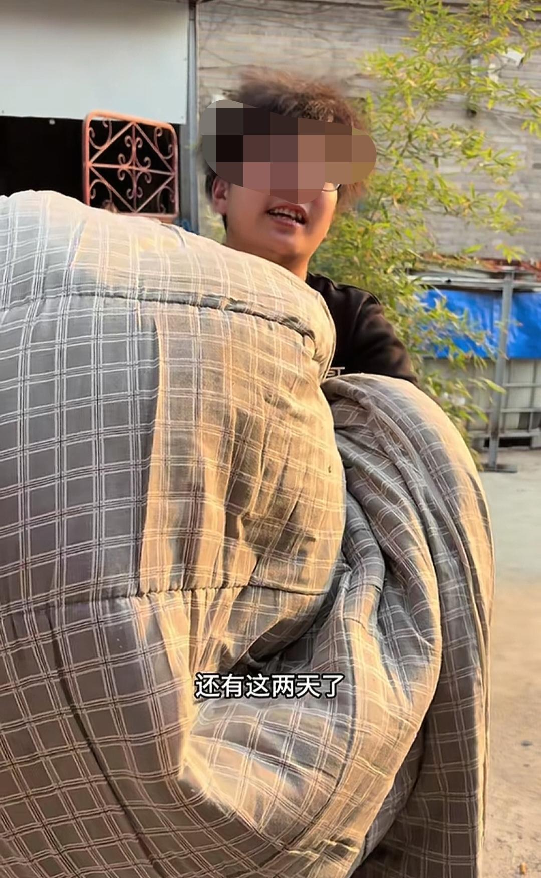 坤坤又跟朱会飞一起拍视频了，感觉两人都特别开心，坤坤为了省房租的钱还特意搬到了朱