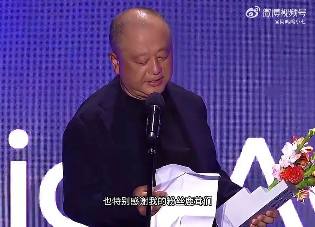 亚洲内容大赏人气奖领奖台上，白鹿写信专门感谢了粉丝，这一刻，又一次双向奔赴了🥰