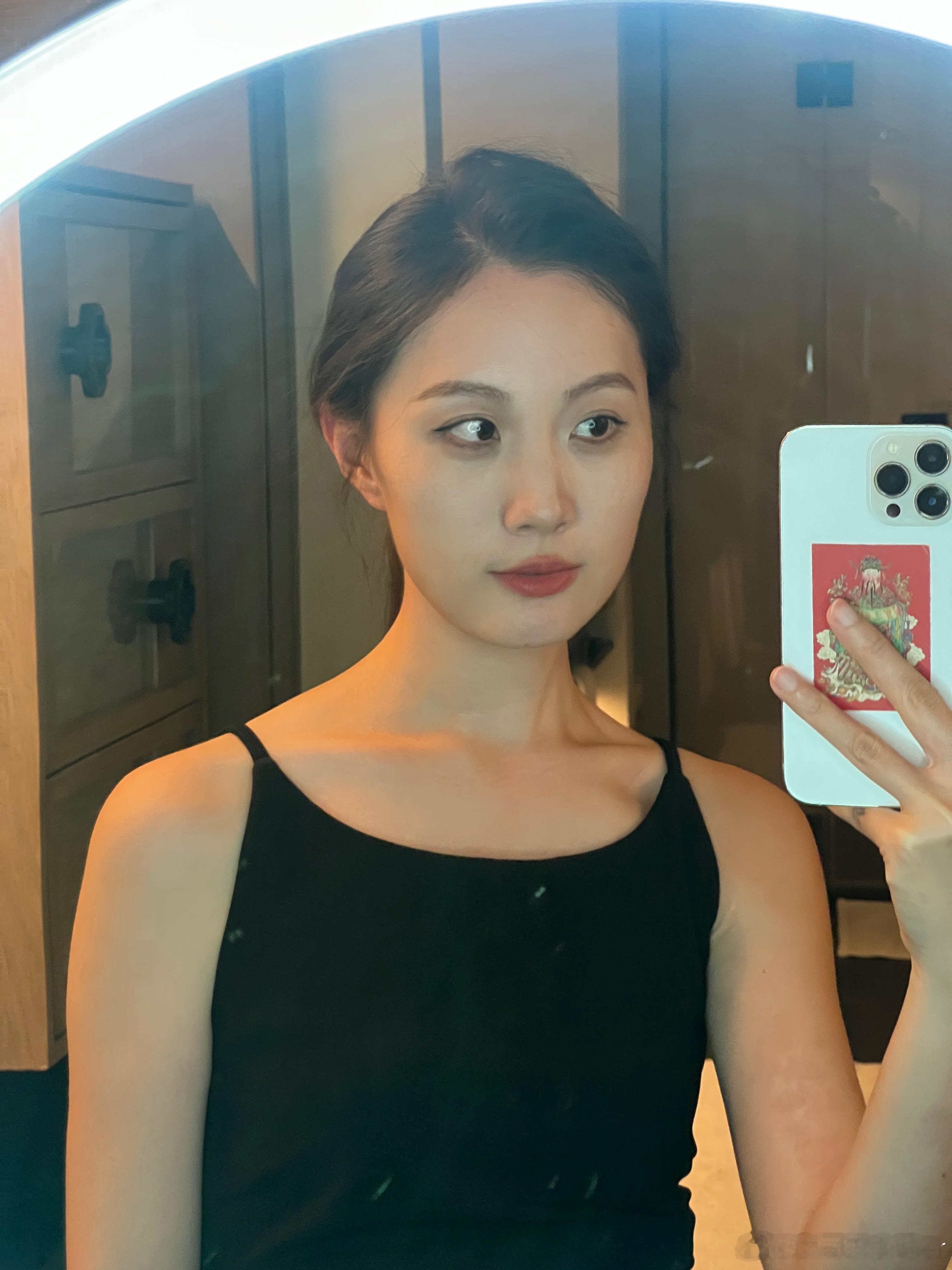 当女生深夜一个人在酒店会做什么？那必须是潜心修炼美妆！比如我这一晚上，就研究了不
