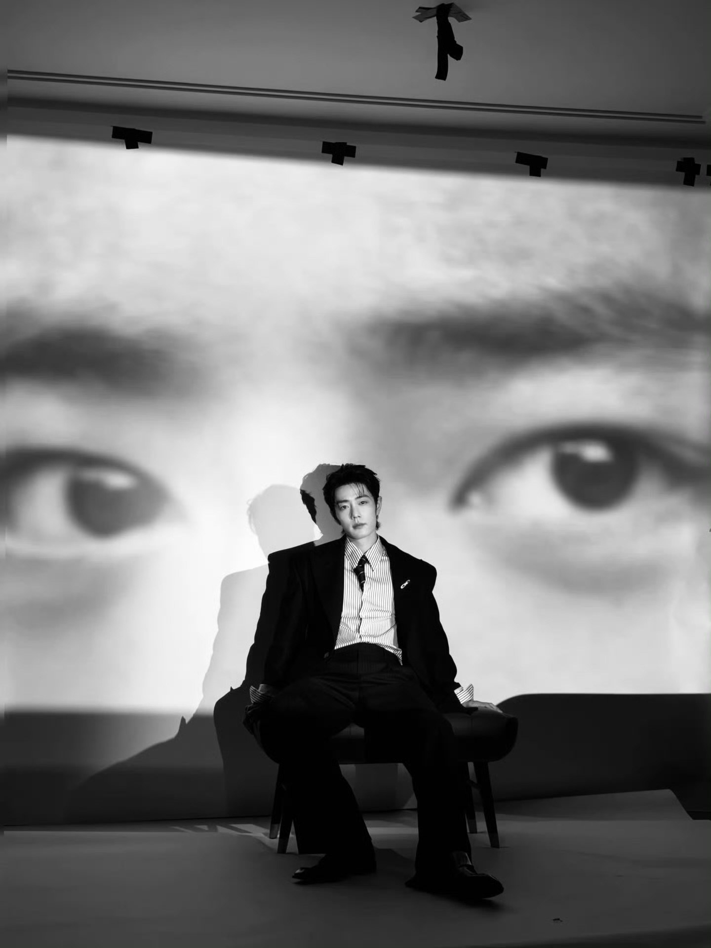 十日终焉剧场肖战开怀笑的明媚度肖战 静弈棋局无声息，声传暖意渡众生；坚守初心终不