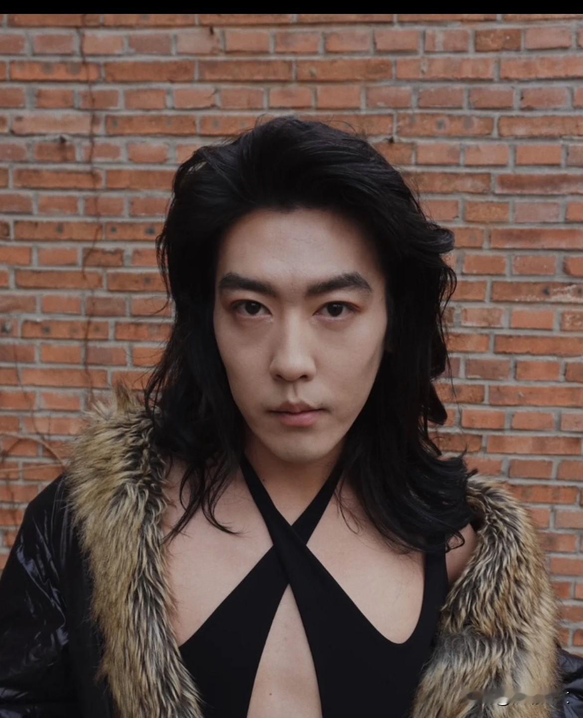 姜思达说：人会死，所以怎么活都行。
一想到人是会死的
那其实怎么活都行
💛
瞎