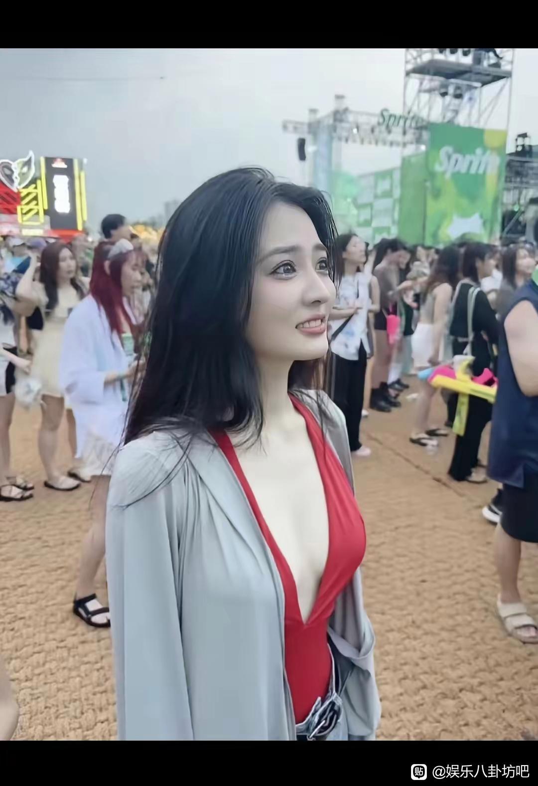 曾经在甄嬛传里让人们记住了他，可是现在却沦落到这种样子，可惜了徐璐盛装出席了一个
