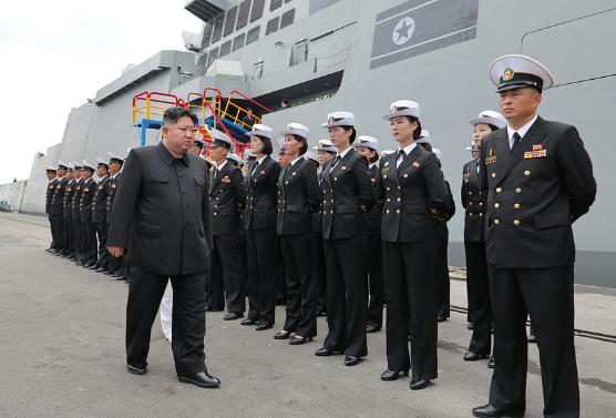 朝鲜又有大动作了。金正恩在18日亲自视察了“崔贤”号驱逐舰，他不光查看了武器系统