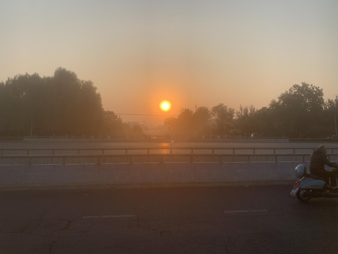 分享一张漂亮的日出照片东方红，太阳升。愿天下阳光普照，祝人间幸福满满。