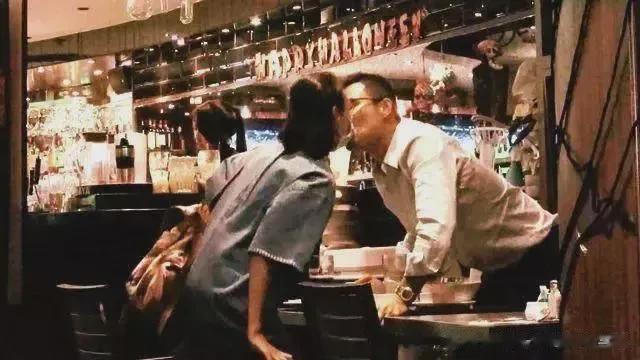 梁洛施曝光他们的新恋情，他们在晚餐后亲吻了33次。

梁洛施和香港富商李嘉诚的儿