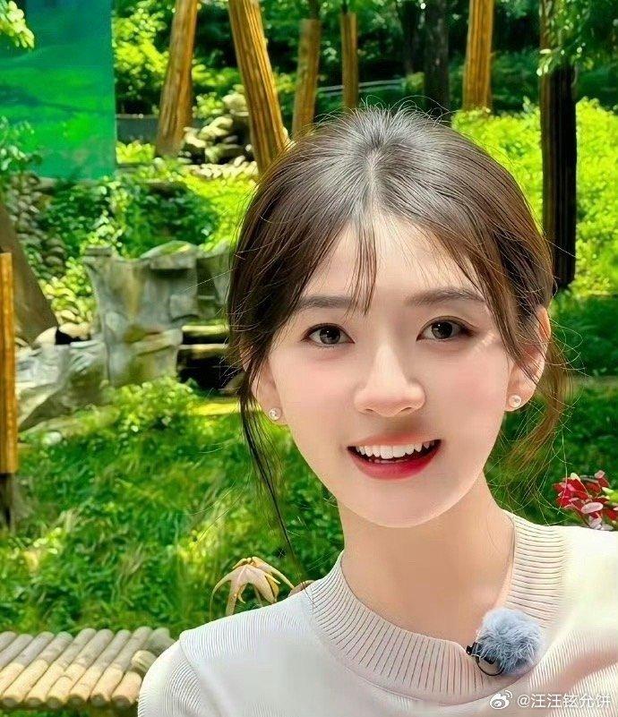 果然美男眼里没有美女啊！这是竟然是陈哲远和杨迪用同一个设备拍的梁洁。 