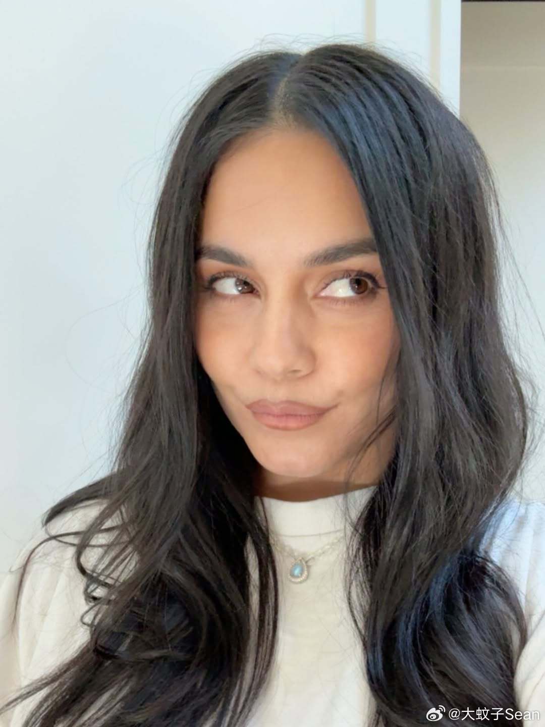 Vanessa Hudgens凡妮莎哈金斯自拍闪现，二胎也一个半月了， 状态恢复