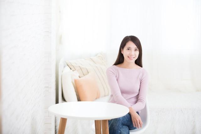 《鸟巢》
​
鸟巢搭在柳枝头，
​
春风抚柳燕来啼。
​
人间有幸君无幸，
​