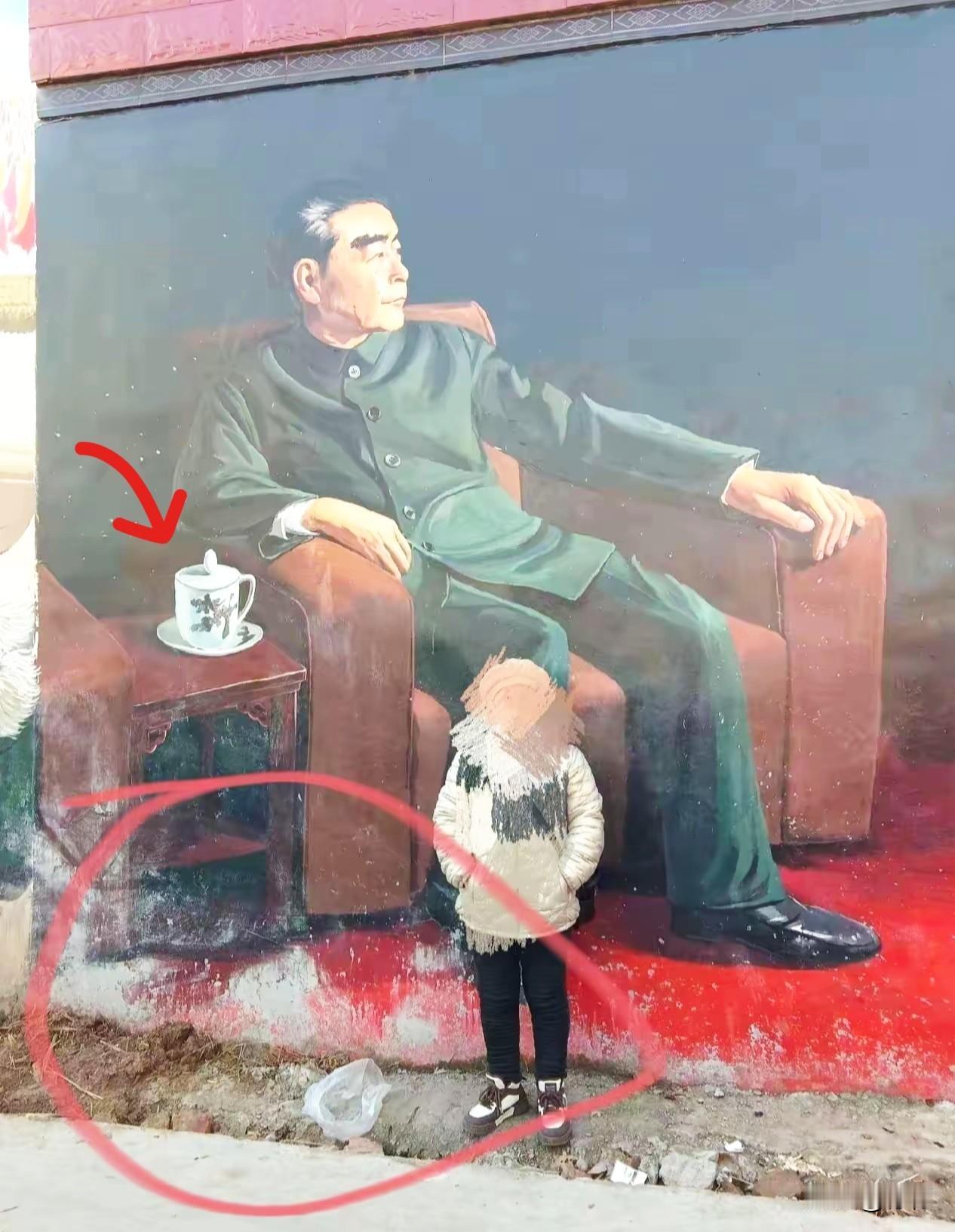 吴营村的墙画刚火没几天，
就引来了眼红之人，
好好的画作被人蓄意破坏了。这人胆子