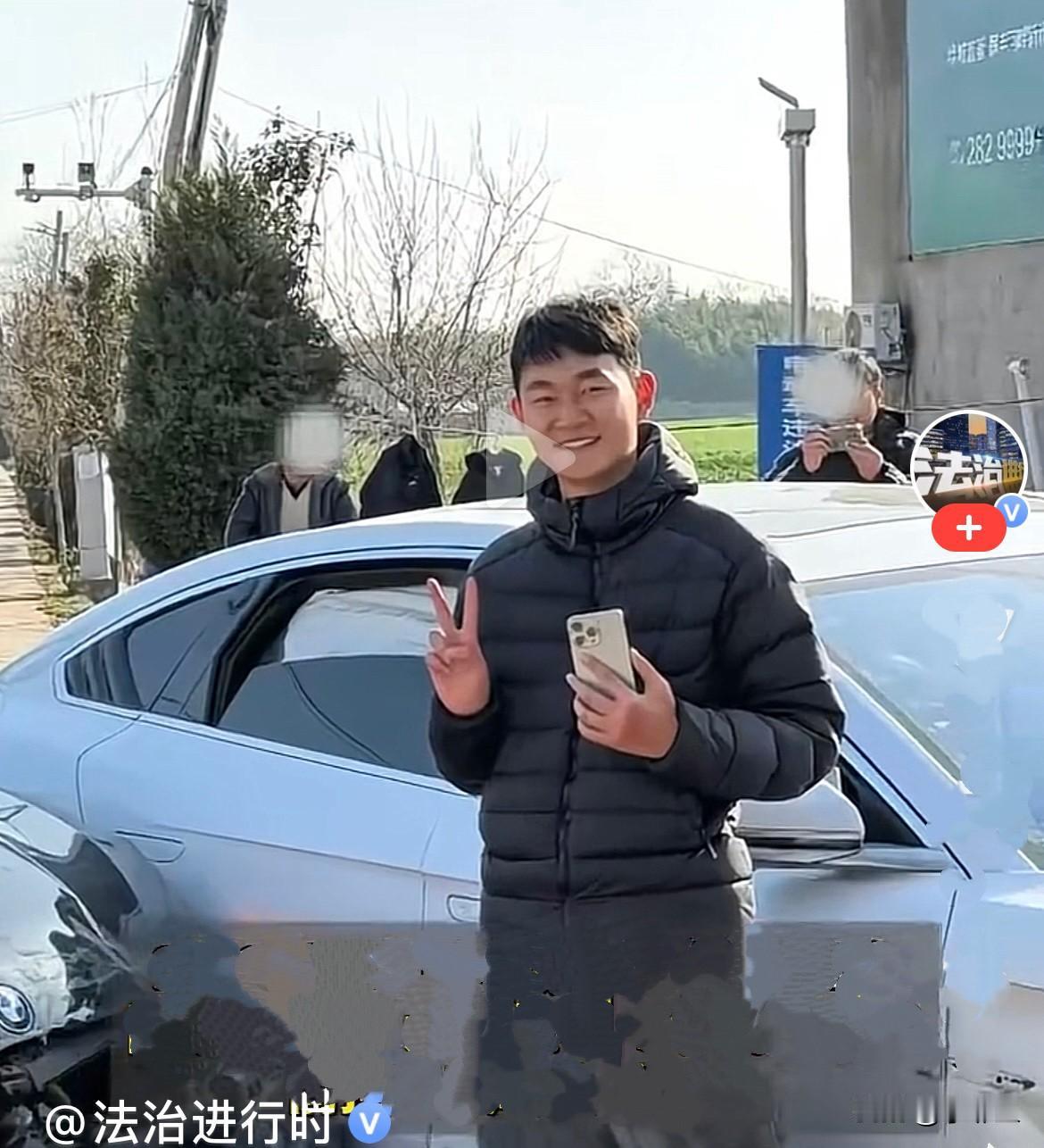 大年初四，安徽阜阳谢小伙开的宝马车不慎出了交通事故，撞的很严重，防撞梁都被撞坏了