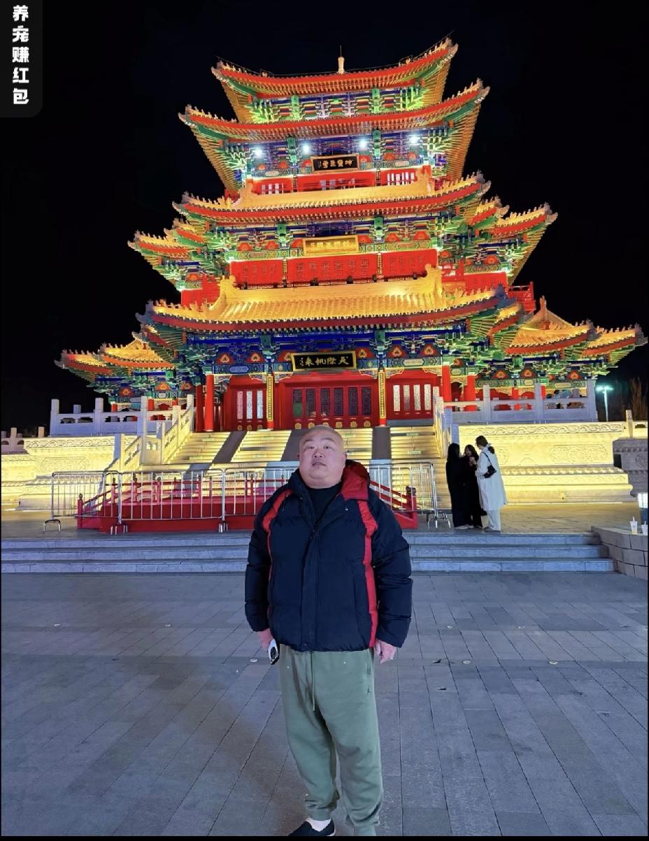 心里烦闷，我一个人坐在路边大树树荫下散心。
这时一位八十来岁的大爷骑着电动车路过
