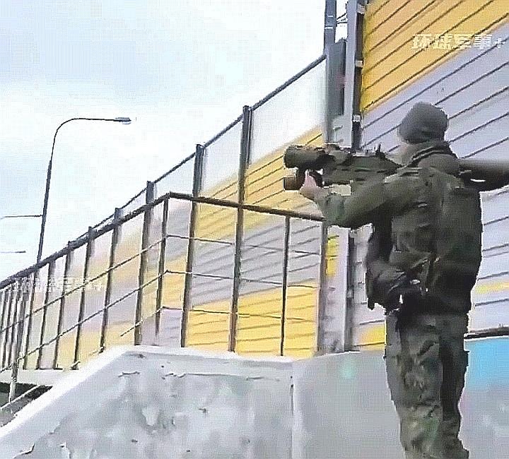 这仗太难打了，莫斯科街头出现惊险一幕，俄军士兵肩扛9K38"针"式防空导弹，极限