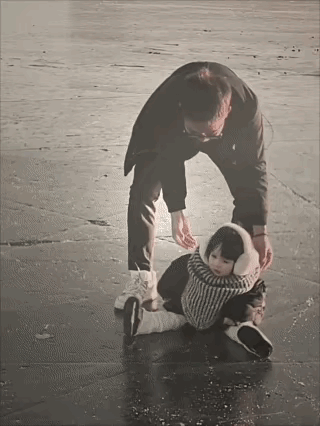 看来是真的，
原来很多时候，
女人从小都是这样的。