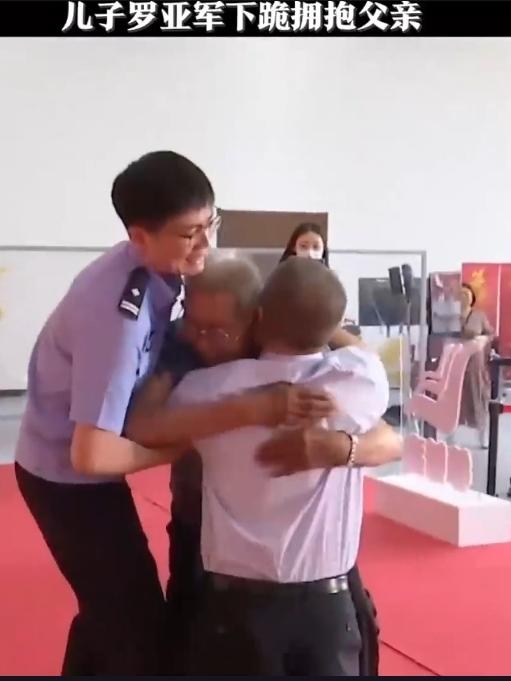 破防！父子相隔58年终相见，失散半生竟只隔60公里
 
1963年枣庄车站，罗凤