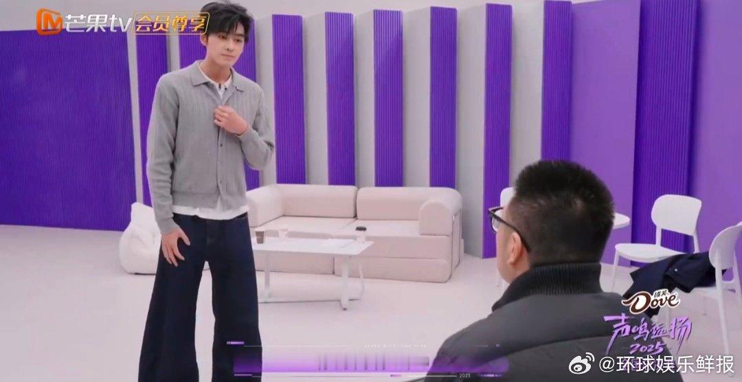 高个子唱高音的天花板！ 训练室练《不遗憾》，高音部分情感真挚、嗓音清亮，声乐老师