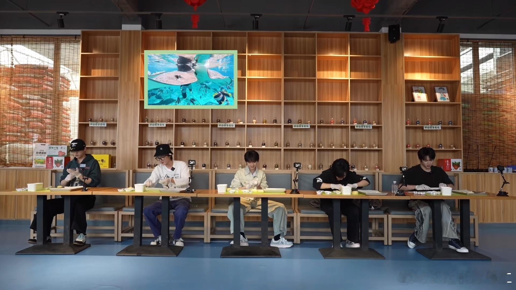 别的男团户外啊，运动啊，健身啊，我们的小仙男就品尝品尝水果，做做烘焙，洗手作羹汤