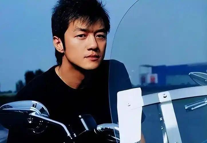 2月15日，李亚鹏在社交平台分享了个超温馨的视频。他春节和老街坊聚餐小酌了两杯，