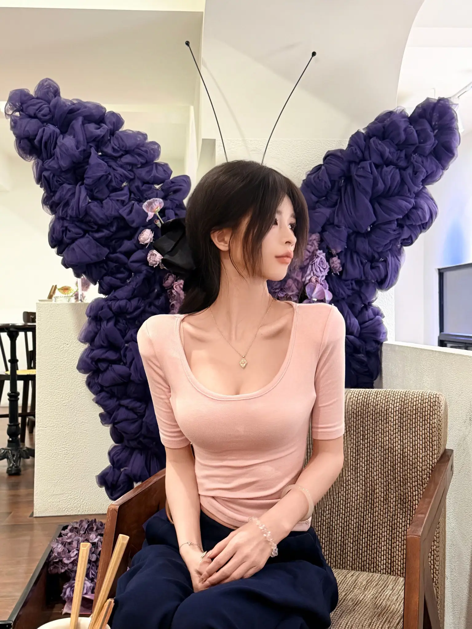 看着你的笑我好像就足够 看你皱眉头我也跟着难受