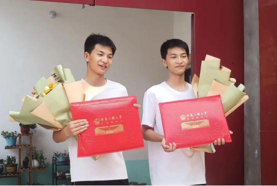 河南焦作近日传出喜讯，一对双胞胎兄弟在今年高考中取得了优异成绩，并双双被同一所军