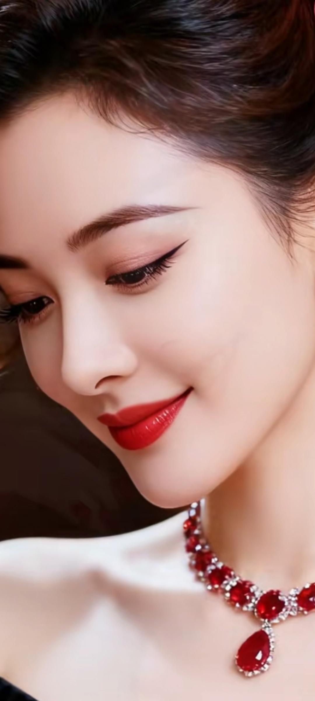 优雅红唇，闪耀珠宝，尽显迷人魅力！💄✨💎