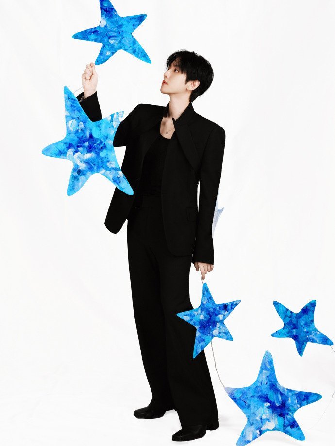 边伯贤手捧星河专门拍好出发图来见中饭的边伯贤也太有心了！温柔永远藏在细节里，妥妥