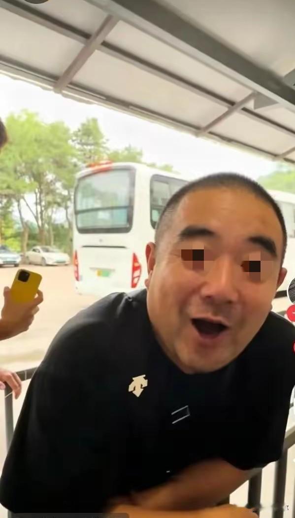 慕田峪长城上最狂的导游，3天后在拘留所里最怂！

三天前在慕田峪长城，这位导游大