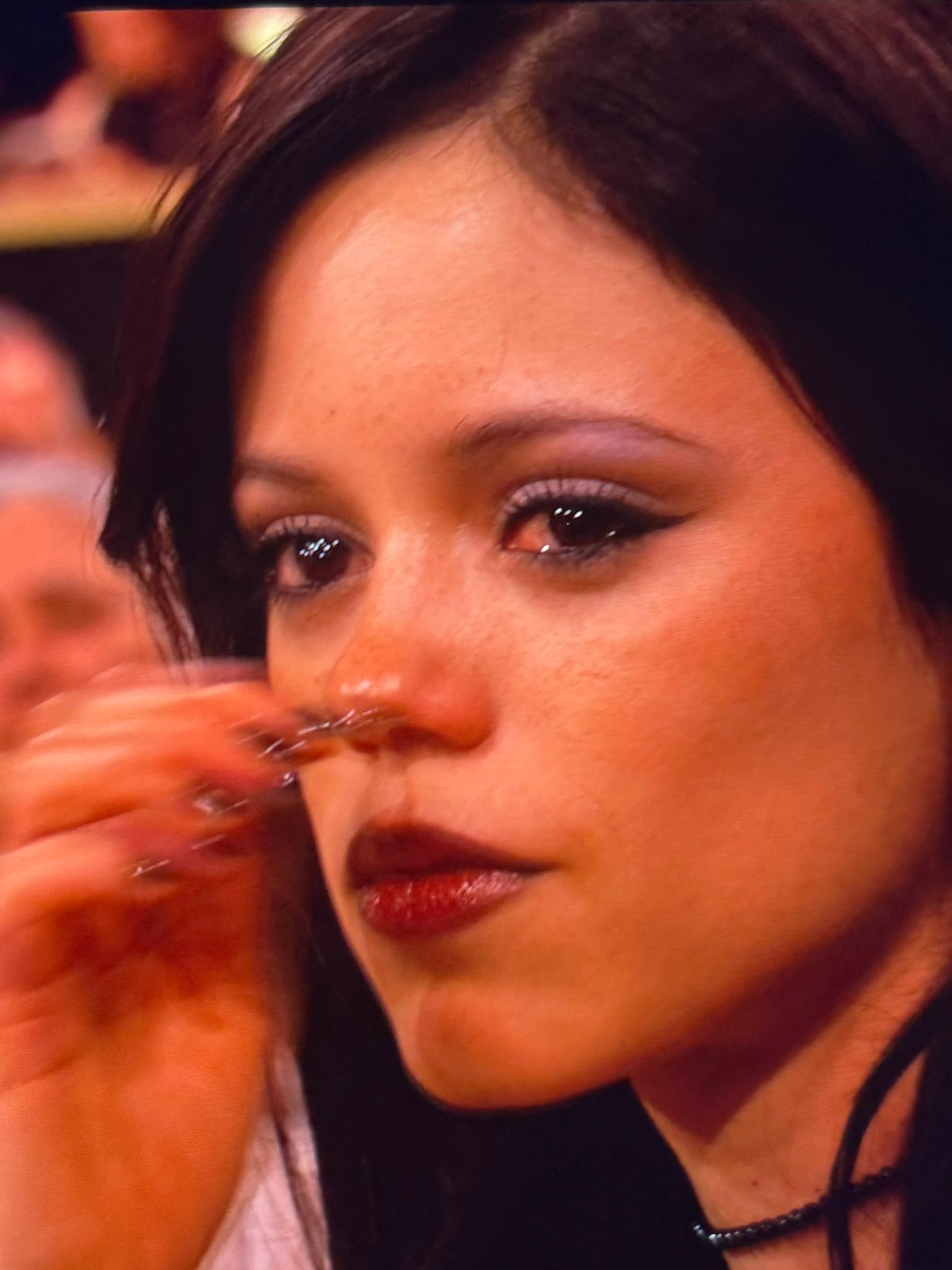 塞斯·罗根为《片厂风云》 已故搭档凯瑟琳·奥哈拉领奖（喜剧剧集最佳女演员）时，镜