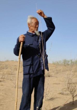 1999年，甘肃武威，31岁男子不顾母亲和妻子的反对，卖掉家里的牲畜，凑了1万块