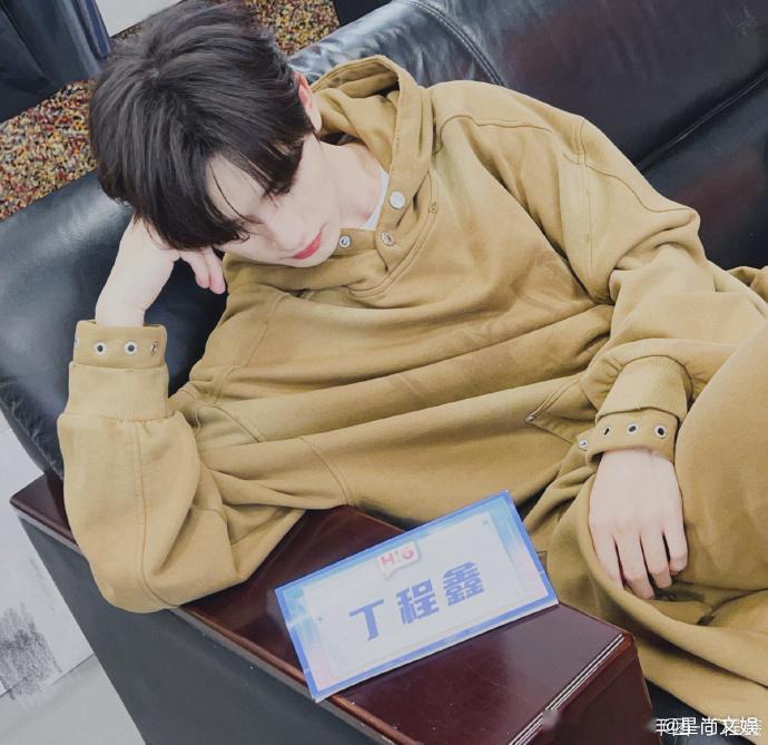 #丁程鑫的最新自拍# 丁程鑫的最新自拍，一身咖色套装造型，真的好帅啊！ #丁程鑫