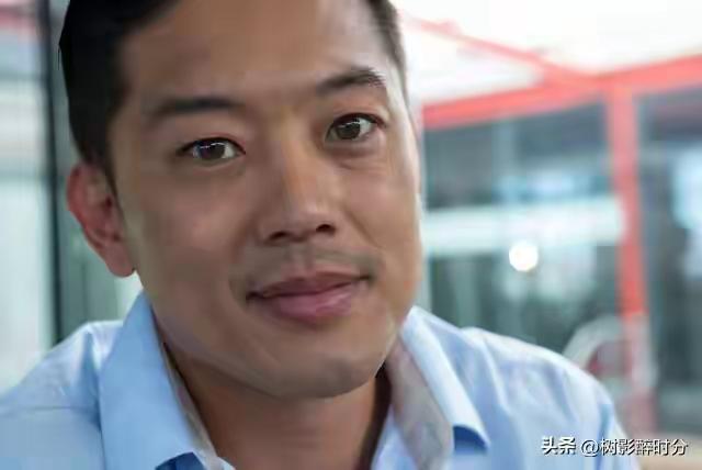 山东网友咖啡厅撞见老公给陌生女人剥虾：多少婚姻毁在了“别人家的”幻象里？

那则