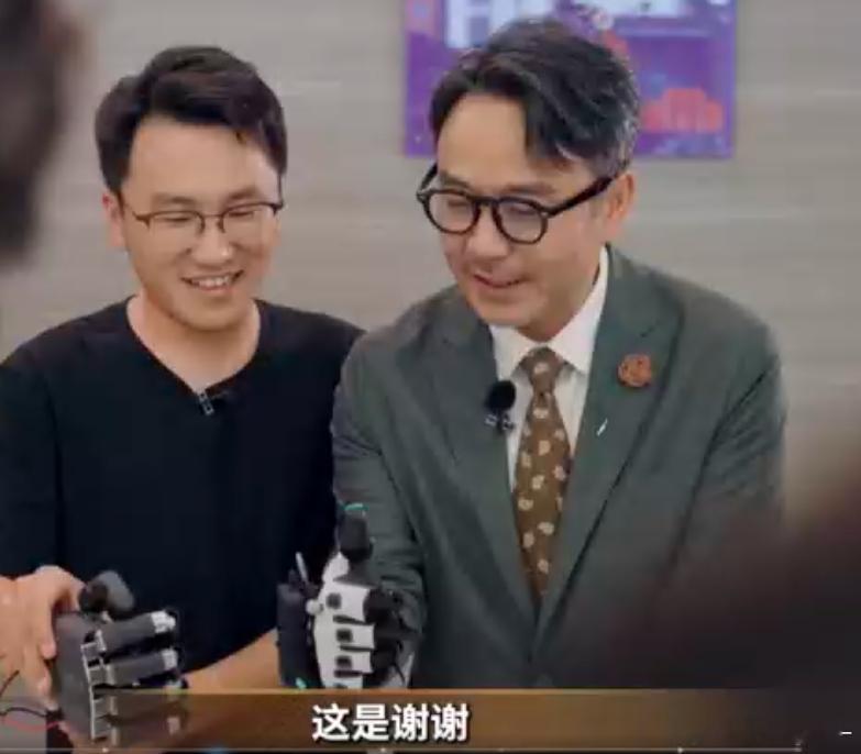 汪涵用AI机械手教手语默默被这个画面治愈到，汪涵温柔讲解手语含义，机械手精准复刻
