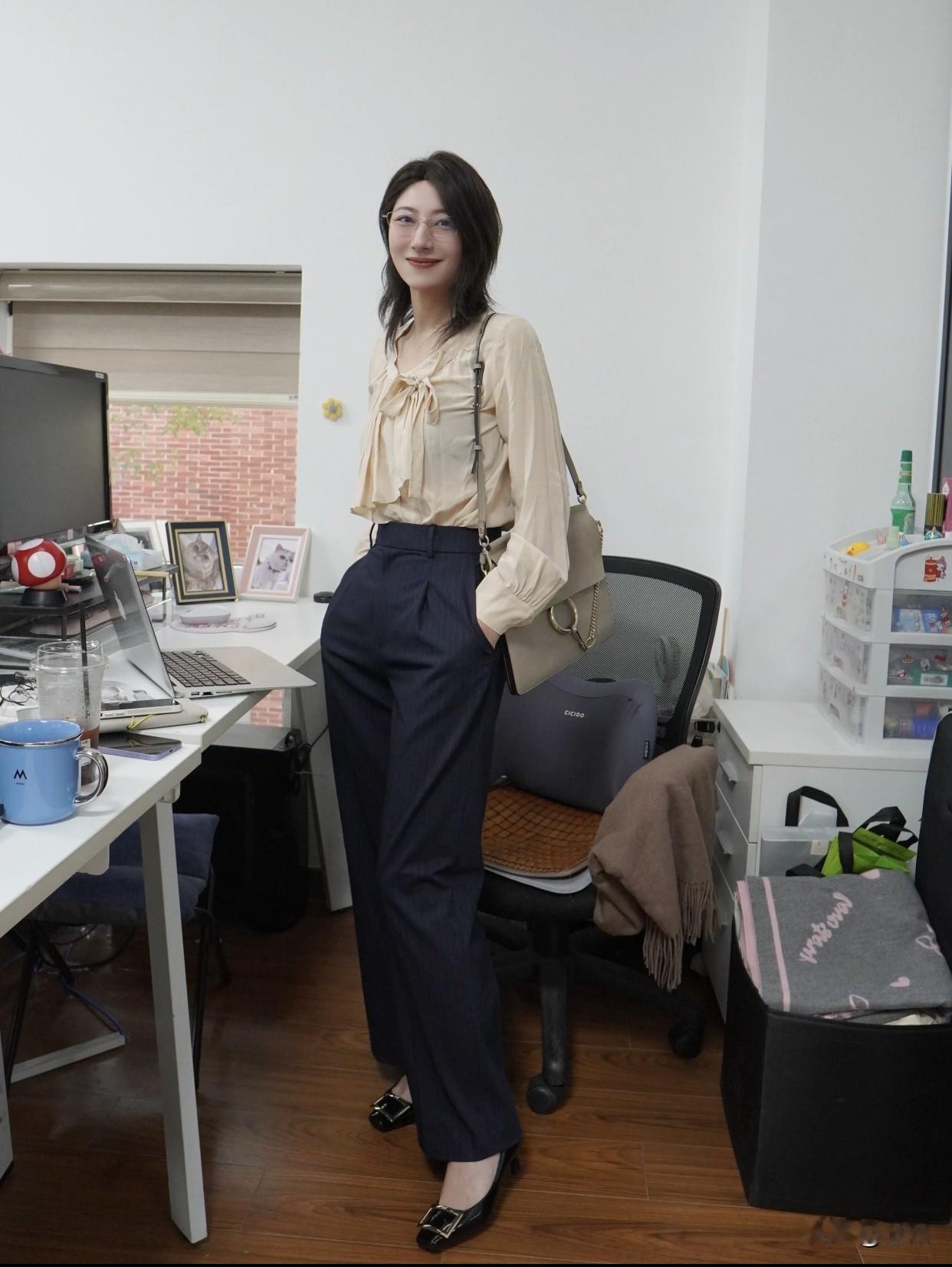 - 3cm是轻松驾驭款，像“隐形增高”，配牛仔裤随性干练，搭连衣裙温柔，逛街通勤