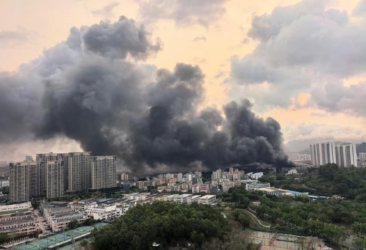 比亚迪公司起火，坐标坪山，希望没有人员受伤。安全重于泰山，祈祷所有人都平安无事?