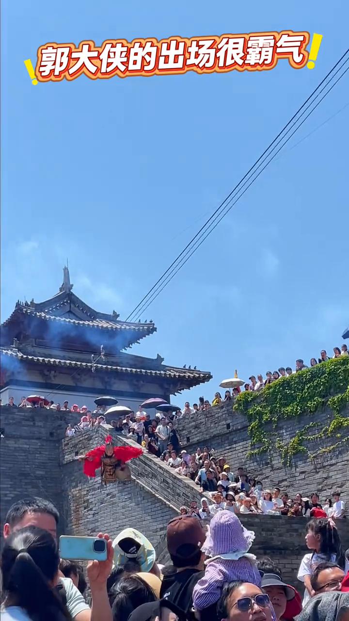 郭大侠的出场很霸气。
象山影视城。
这一波效果拉满。