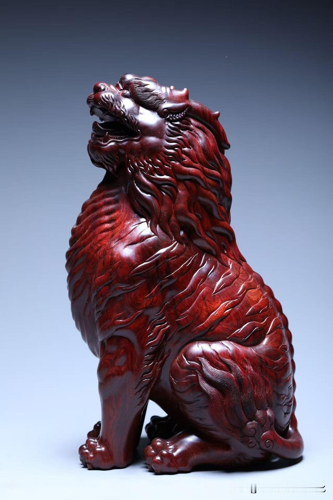 小叶紫檀狻猊瑞兽｜镇宅纳吉，威仪天成✨

中式镇宅瑞兽，当属狻猊最具气场。

甄