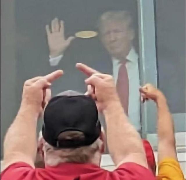 上当了，弄了半天，伊朗和全世界都上了美国人的当了！因为就在听到美军找到失踪飞行员