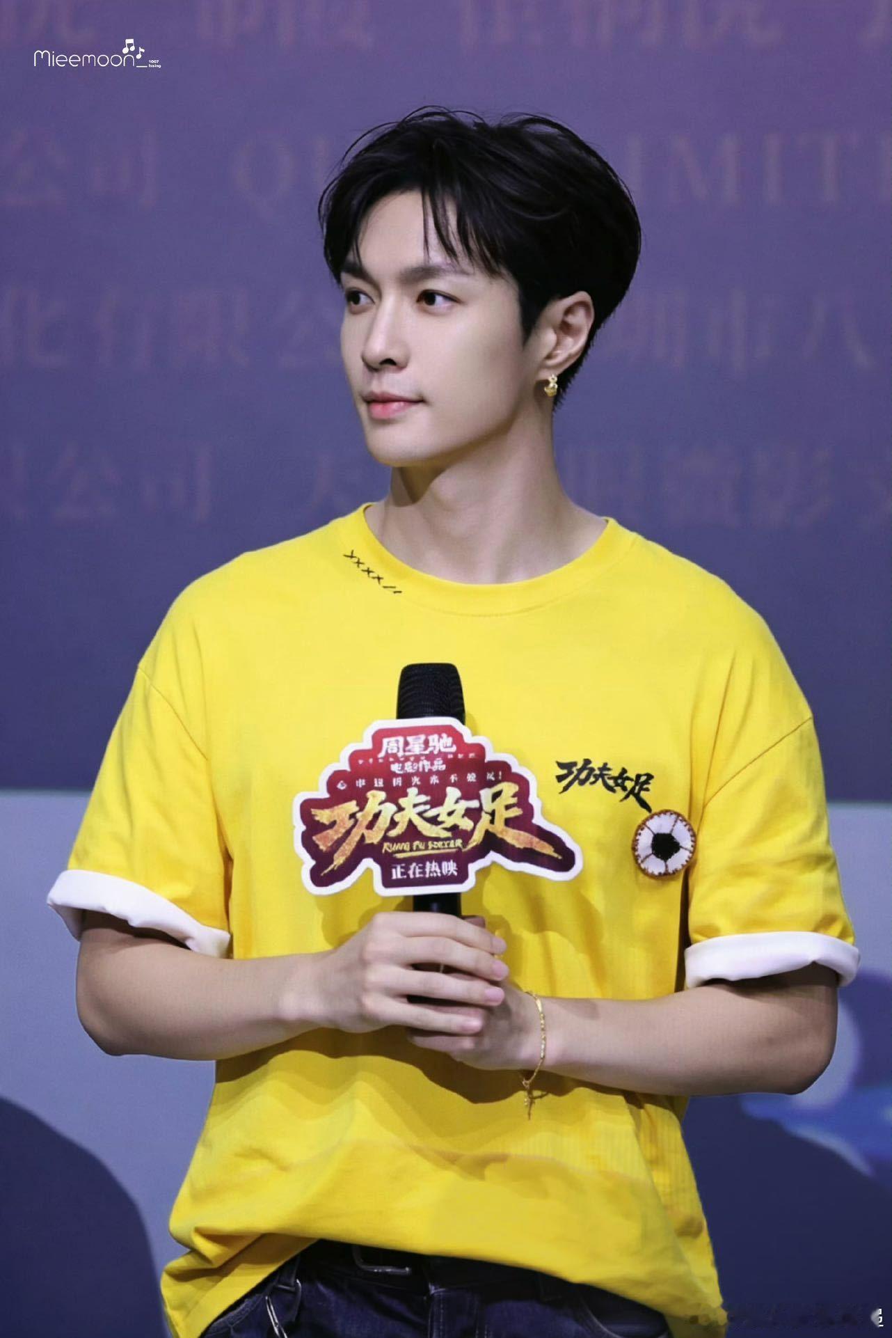 张艺兴挂在周星驰身上出来了羡慕哭！张艺兴完美演绎追星成功范本，《功夫女足》长沙路