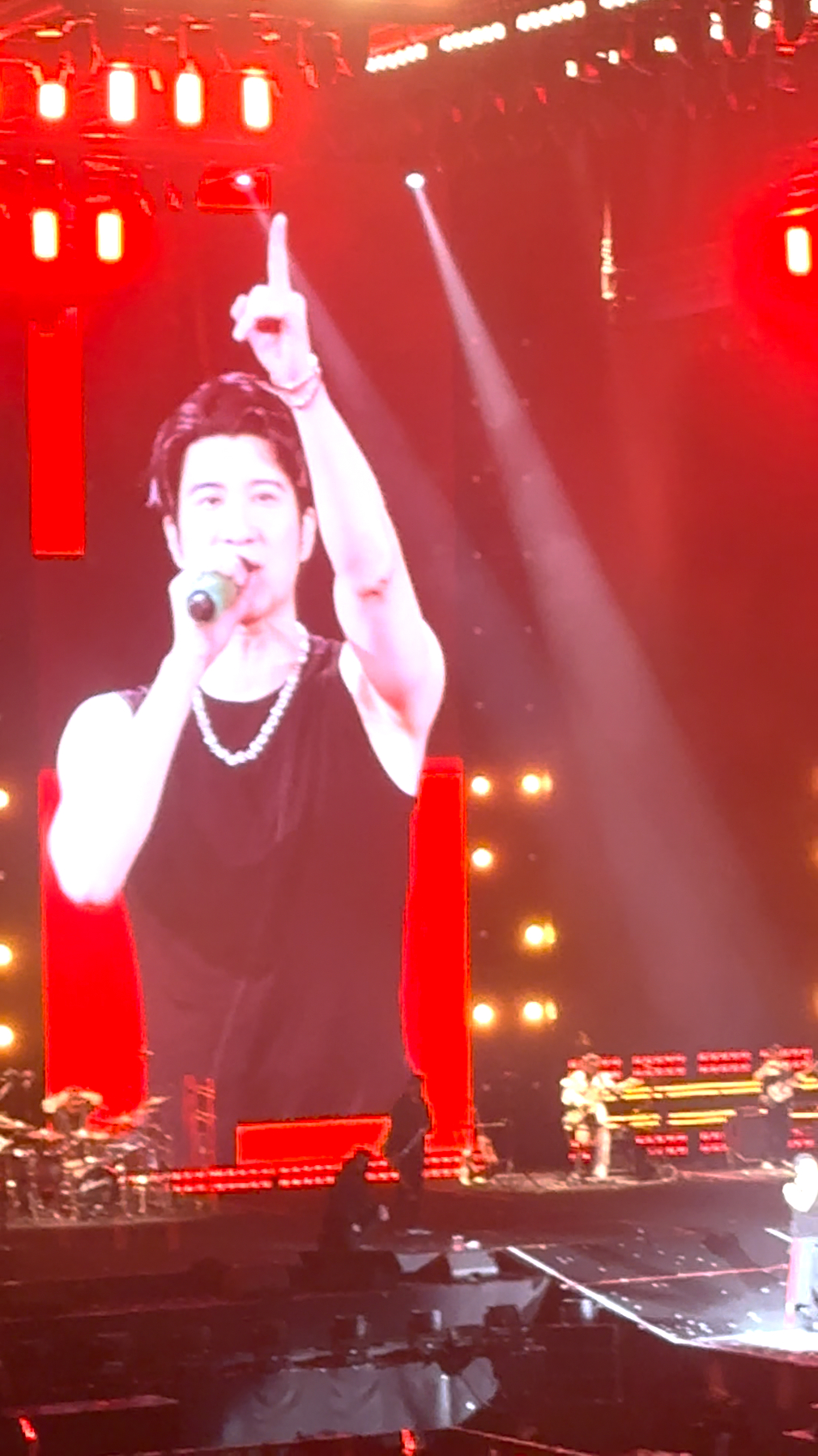 演唱会大型人类互助现场谁懂演唱会的痛！本来非常嗨的一件事，结果人挤人看偶像，本想