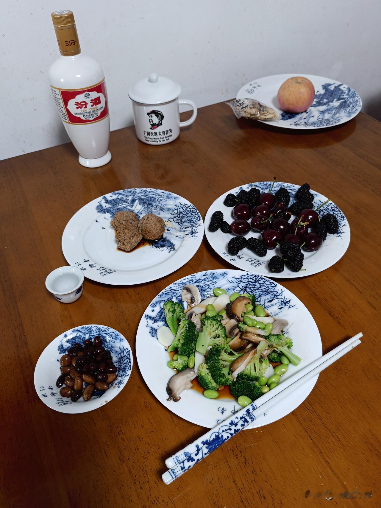 今天风好大呀！呼呼的，吹落了门前盛开的红月季花瓣，落红满地。每周六上午公园慢跑锻