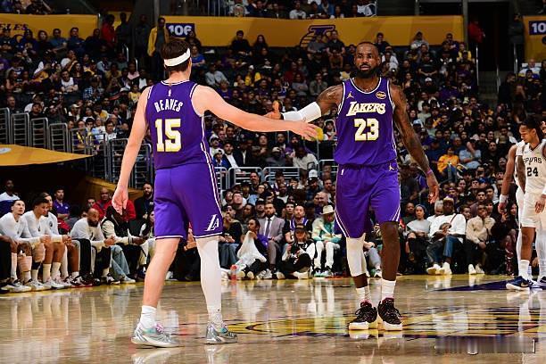 湖人119:132惨败马刺，杯赛之旅结束了！
这场比赛湖人从头到尾都被马刺压着打