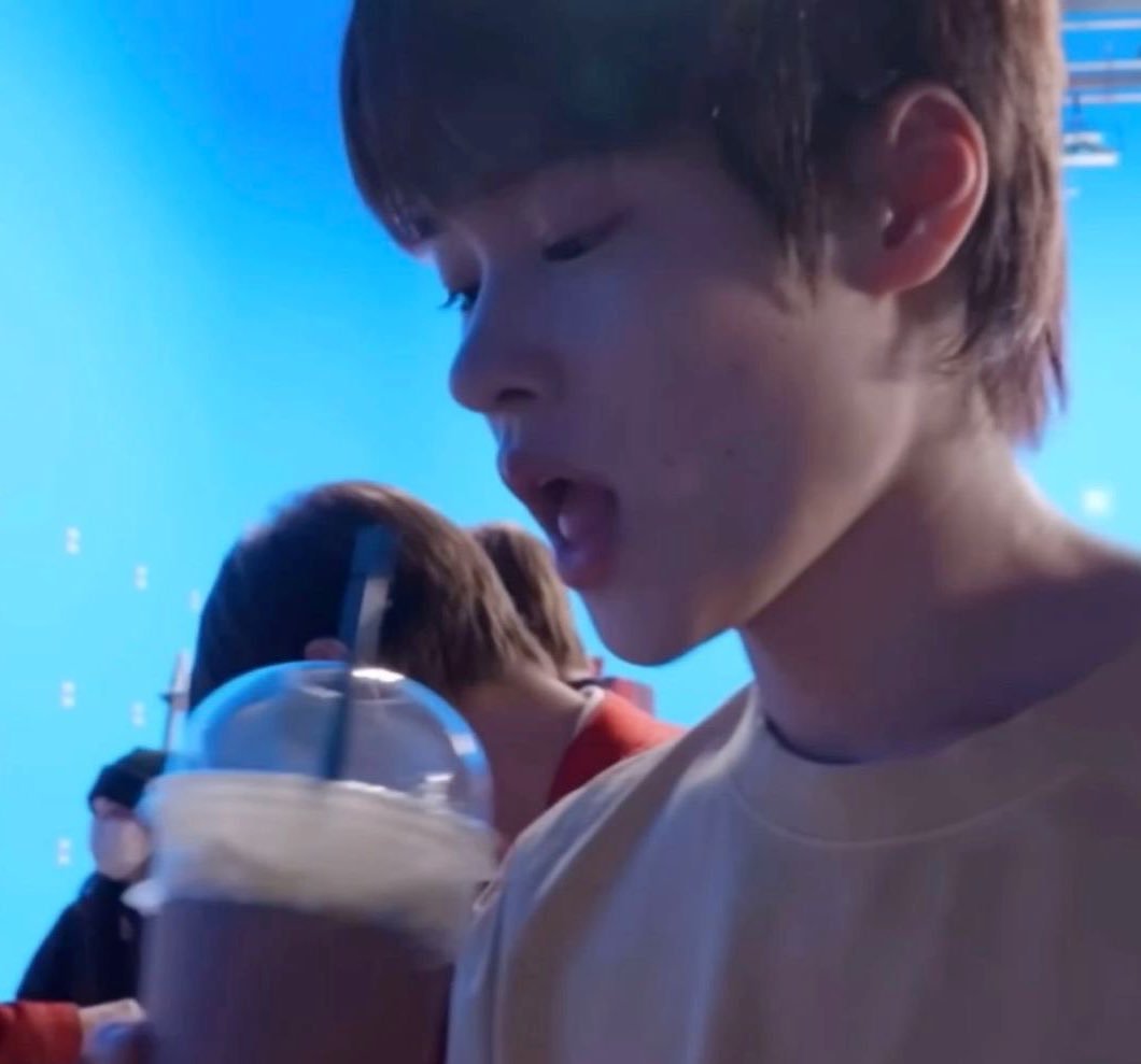 谁家宝宝喝奶茶这么可爱