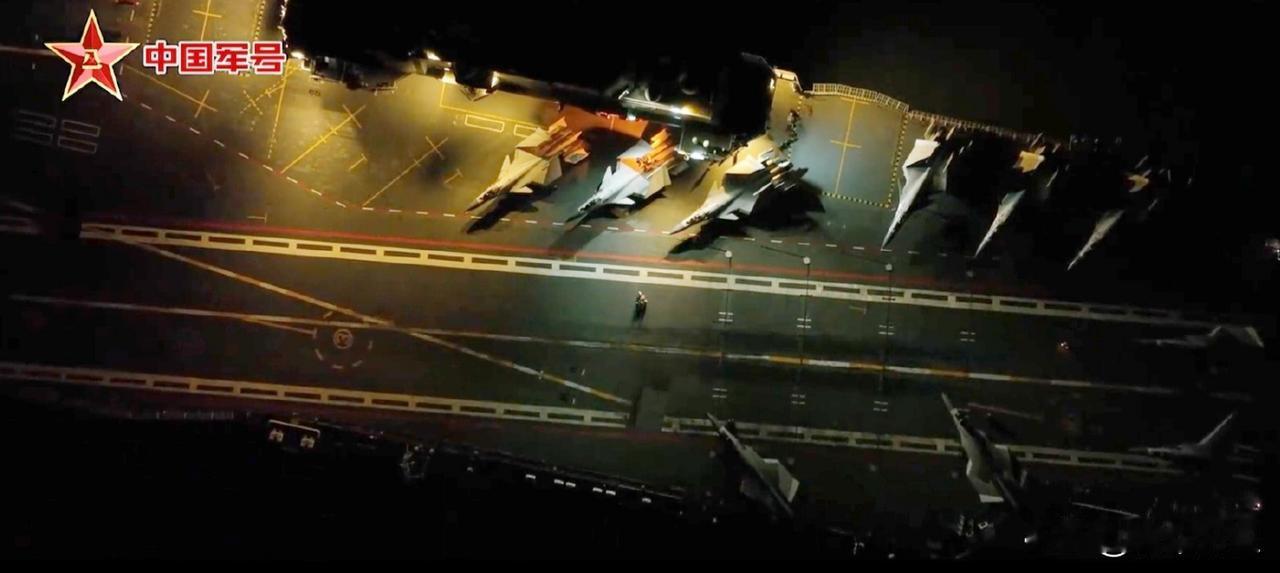 歼15战机，夜间起降训练
对于各国航母来说，夜间起降，尤其是夜间挂弹起飞作战，难