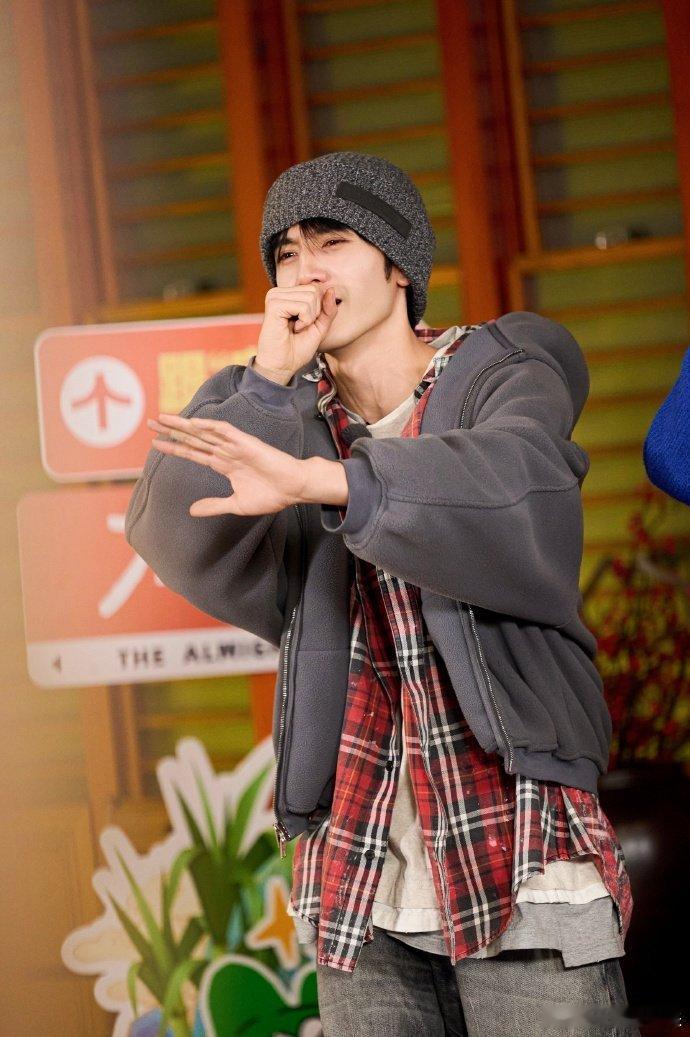  陈哲远找到了最适合自己的综艺 谁懂！他在《现在就出发》干饭太上头，暴风吸入+晕