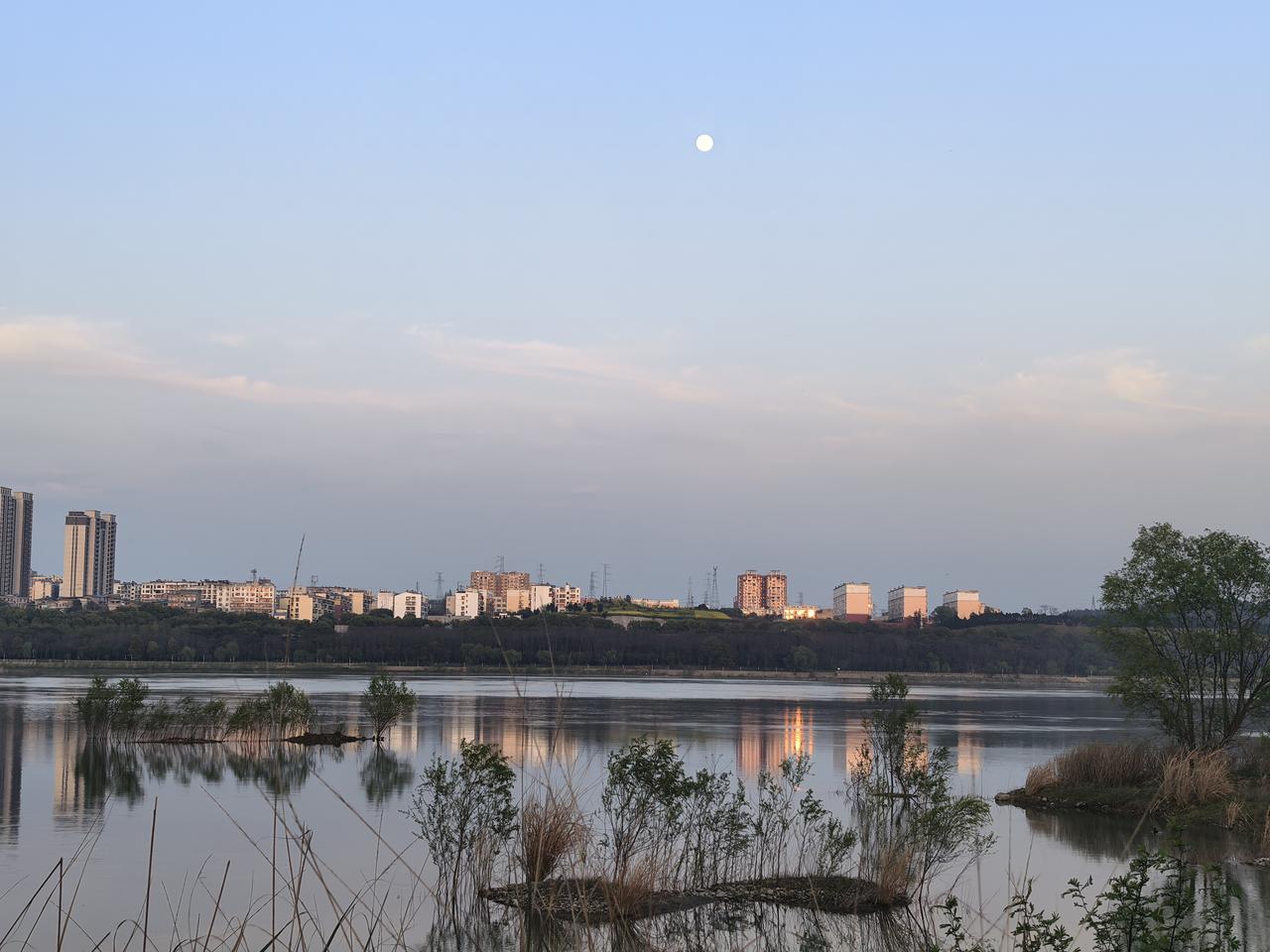 圣人成仙以后，逐渐完成了从客人身份向主人身份的转变。圣人刚刚悟道的时候，虽然已经