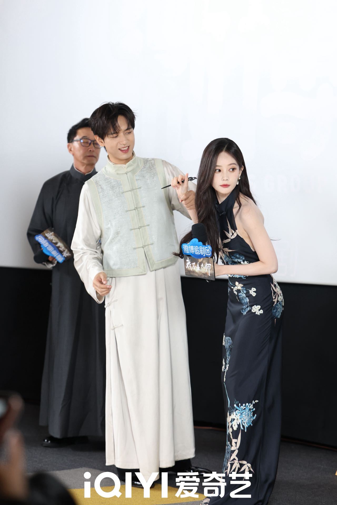 李一桐李现把靠近点听成性感点 《我不是大师》追剧团现场李一桐李现复刻海报名场面时